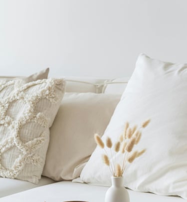 canapé avec des coussins beige