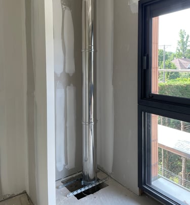 Conduit de fumée inox installé à l’intérieur avec passage de plancher et plafond