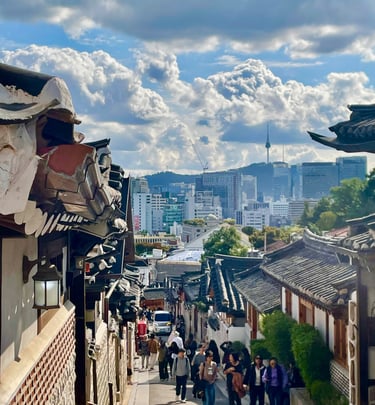 Promenade dans une rue traditionnelle coréenne pendant un séjour culturel