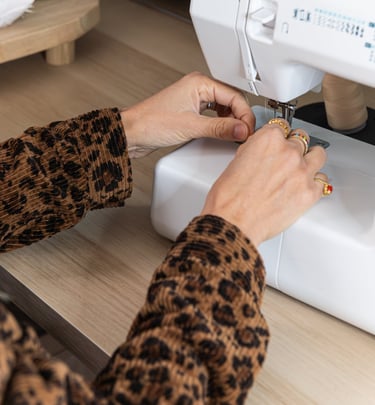 séance photo professionnelle avec un couturière, photo des mains avec la machine à coudre