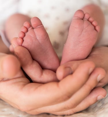 des petits pieds de bébé capturer lors d'une séance naissance