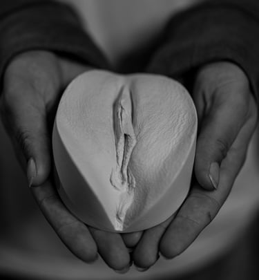 Vulve en plâtre de mains