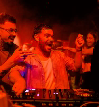 DJ Blood n' Gold mixing at Restaurant et bar Les Jardins de Beo à Canet-en-Roussillon