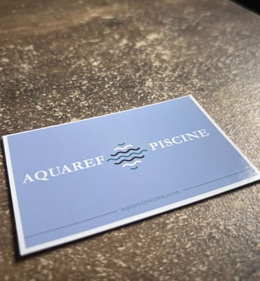 Recto d'une carte de visite créée par OpéPro pour Aquaref Piscine avec logo et site internet