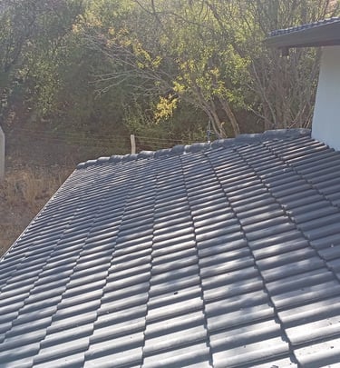 Manisa kiremit aktarma işlemi sırasında özenle dizilen sağlam kiremitler