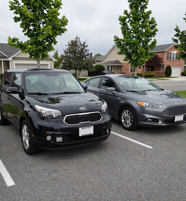 A familiadrive rental car parked outside a cozy home, ready for a week-long family trip.