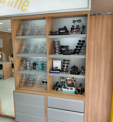 Laboratório próprio para montagem rápida de óculos