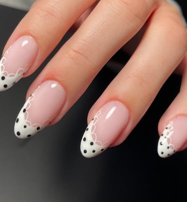 Manikiūras su juoda balta tema