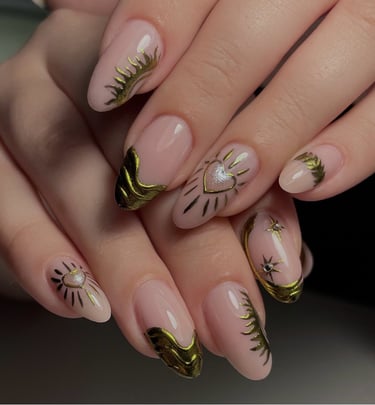 Manikiūras su aukso tema