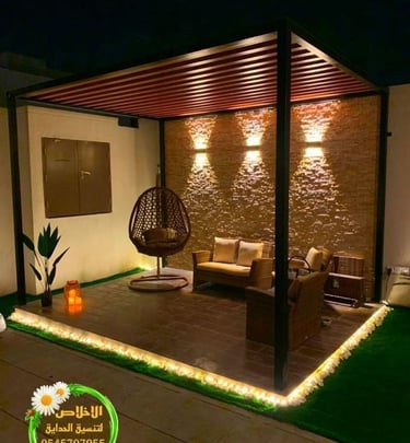 ديكور صاله خارجيه باللون البني جدار بنيه اللون وارضيه 