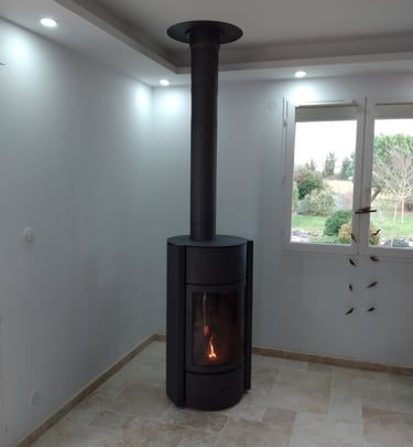 Poêle à bois moderne installé dans une pièce lumineuse avec conduit apparent