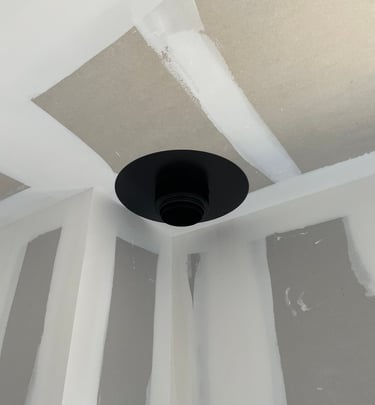 Sortie de plafond noire pour conduit de fumée de poêle à bois avec finition soignée