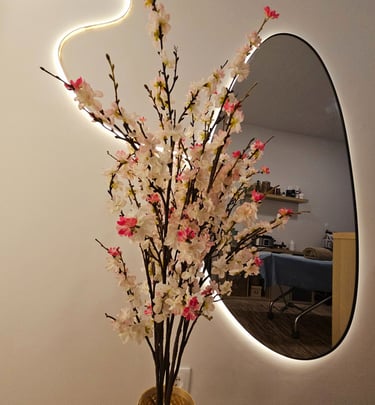 Detalhe do espelho e da decoração do gabinete 01 do Serenity Beauty n Therapy