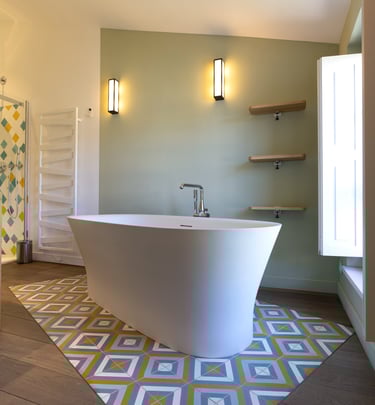 baignoire dans une salle de bain