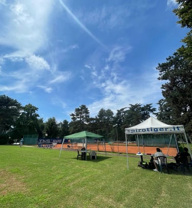 Uomo giocando a tennis, Campo da tennis in terra rossa presso il Centro Tennis Aeronautica, Milano.