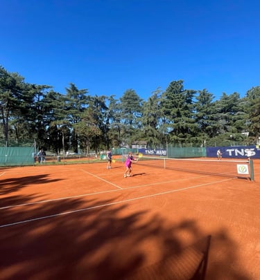 Uomo giocando a tennis, Campo da tennis in terra rossa presso il Centro Tennis Aeronautica, Milano.
