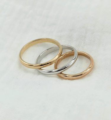 Trois alliances en 3 ors différents ; or jaune 18k, or rose 18k et or blanc rhodié (ou or gris) 18k.