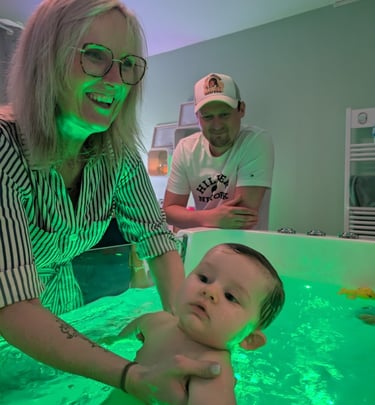 bébé détendu dans le bain avec le papa qui le regarde