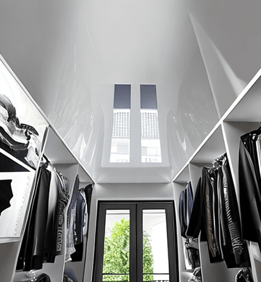 ochglanz-spanndecke-mit-lichtkanal BEGEHBARER KLEIDERSCHRANK