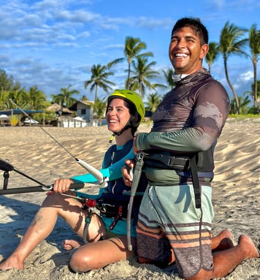 mulher jovem tendo aula de kitesurf ao lado o seu instrutor