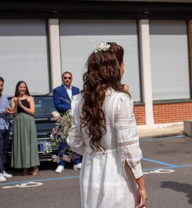 Une femme en robes de mariage blanches et chaussures blanches.