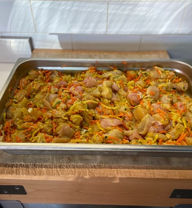 poêlée au curry : filet de poulet et émincé de petits légumes (courgettes, carottes, navet)