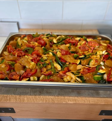 poêlée basquaise : filet de poulet et légumes frais : courgettes, tomates, poivrons, oignons, mariné