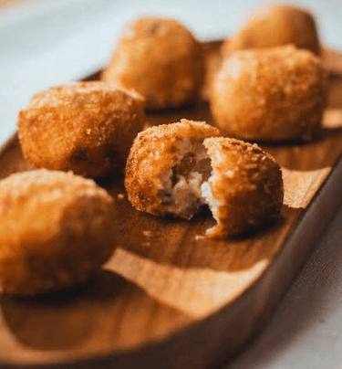 Croquetas caseras recién fritas, especialidad del restaurante elaborada con receta tradicional.