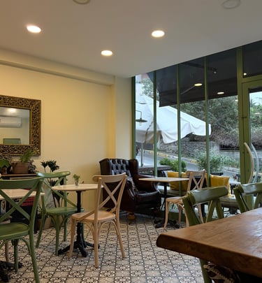 yeşil ve mavi tonlarında boyanmış duvarları olan cosy bir cafenin sıcak bir köşesi