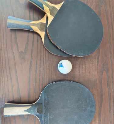 Kit de ténis de mesa com três raquetes de ping pong clássicas de madeira e uma bola.
