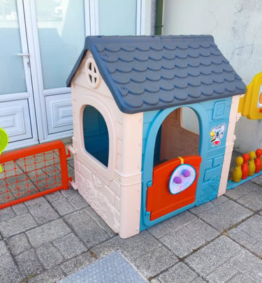Casinha de brinquedo Feber Casual House com atividades e multijogos de exterior para crianças.