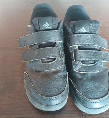 Sapatilhas desportivas infantis Adidas pretas com duas tiras de velcro para escola ou desporto.