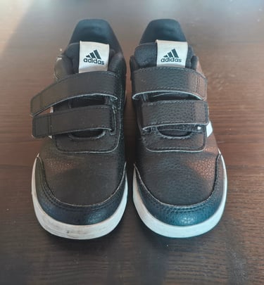 Sapatilhas infantis Adidas Tensaur Sport 2.0 pretas com fecho de velcro.
