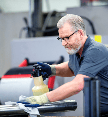 tork eszközzel dolgozó munkás