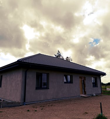 Baigtas statyti namas čerpinis stogas