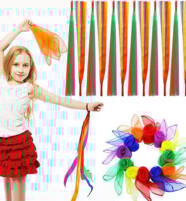 Niña pequeña jugando con pañuelos coloridos