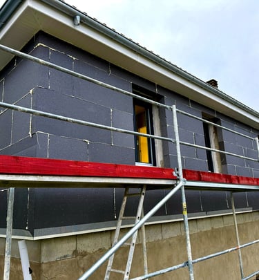 pose plaques isolantes sur deux façades d'une maison individuelle avec encadrement fenêtre