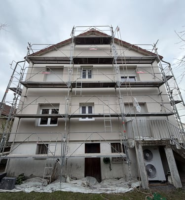 ravalement de façade en cours avec échafaudage sur un bâtiment à Troyes