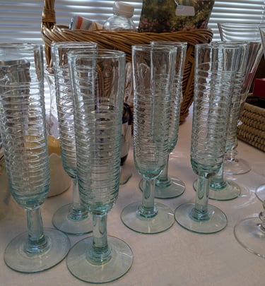  wine glasses 