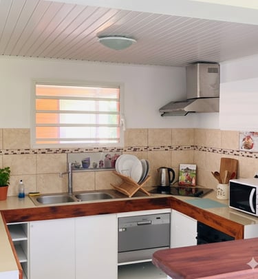 Cuisine fonctionnelle et lumineuse dans bas de villa climatisé à Ducos Martinique