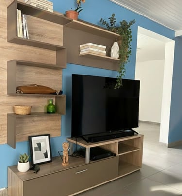 Salon moderne climatisé avec télévision et décoration soignée, location saisonnière à Ducos. 
