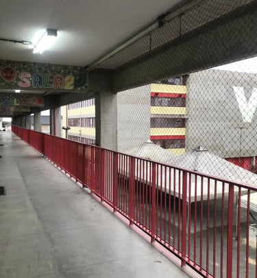 Sistema SafeForce Modular de redes para segurança e proteção de pallets em armazém industrial