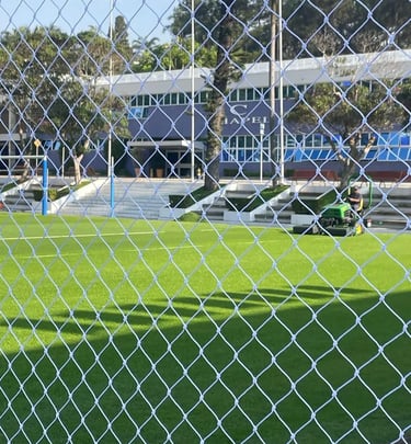 Varal de teto com sistema de manivela instalado em teto de gesso com buchas especiais