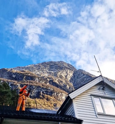 Takvask med fjell i bakgrunn