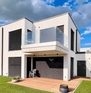 maison moderne au Maroc avec menuiserie aluminium sur mesure et design architectural contemporain