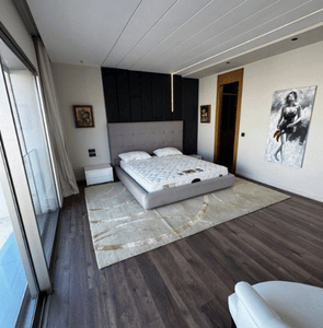 parquet massif chambre moderne au Maroc sol en bois naturel design intérieur élégant