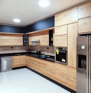 cuisine contemporaine au Maroc avec menuiserie aluminium et aménagement intérieur design