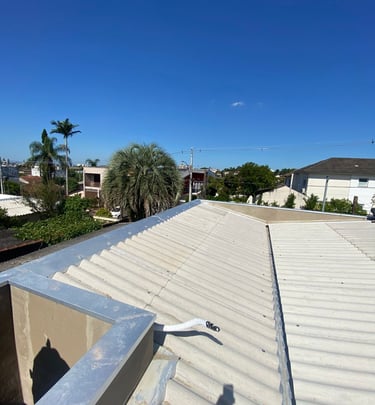 Rufo pingadeira em platibanda para proteção em Porto Alegre.