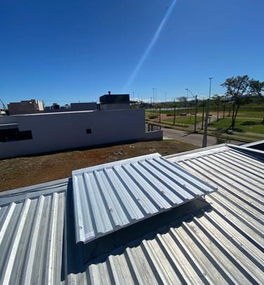 Rufo e vedação em claraboia de telhado metálico em Porto Alegre.