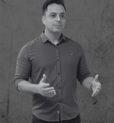 Alan Ochotorena palestrando em evento corporativo.